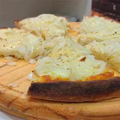 fugazzetta especial (muzza cebolla jamon blend de quesos duros y aceitunas