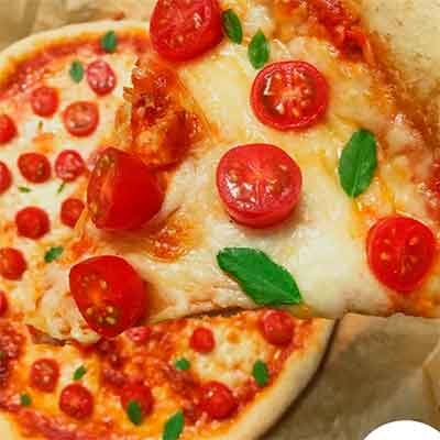 pizza margararita (tomates cortados y albahaca)